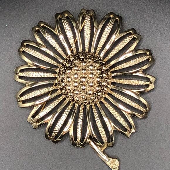 Vintage Sarah Coventry Sunflower Gold Tone Metal  Brooch Pin - Picture 2 of 6